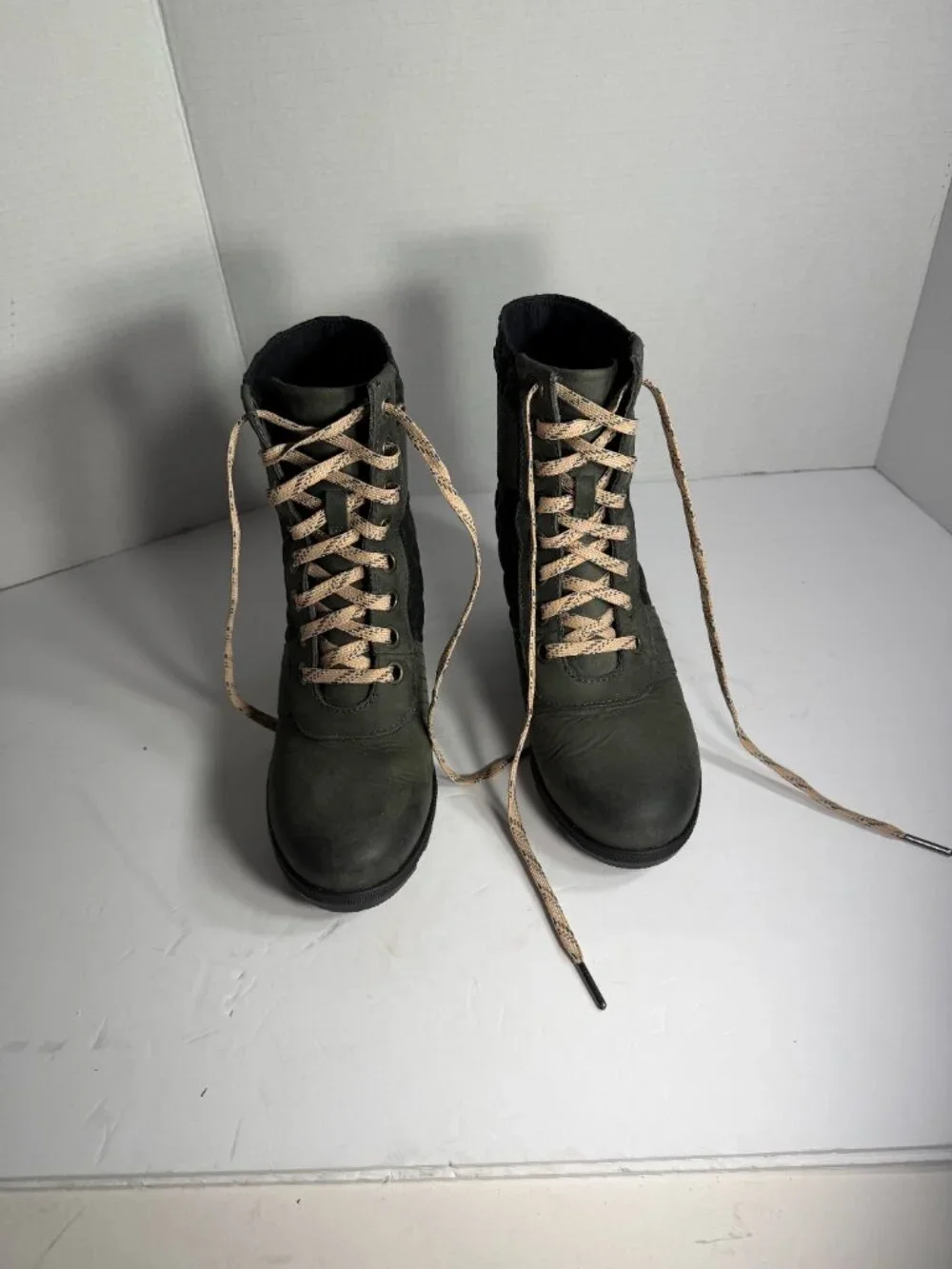 WOMENS SIZE 8.5 SOREL BOOTS